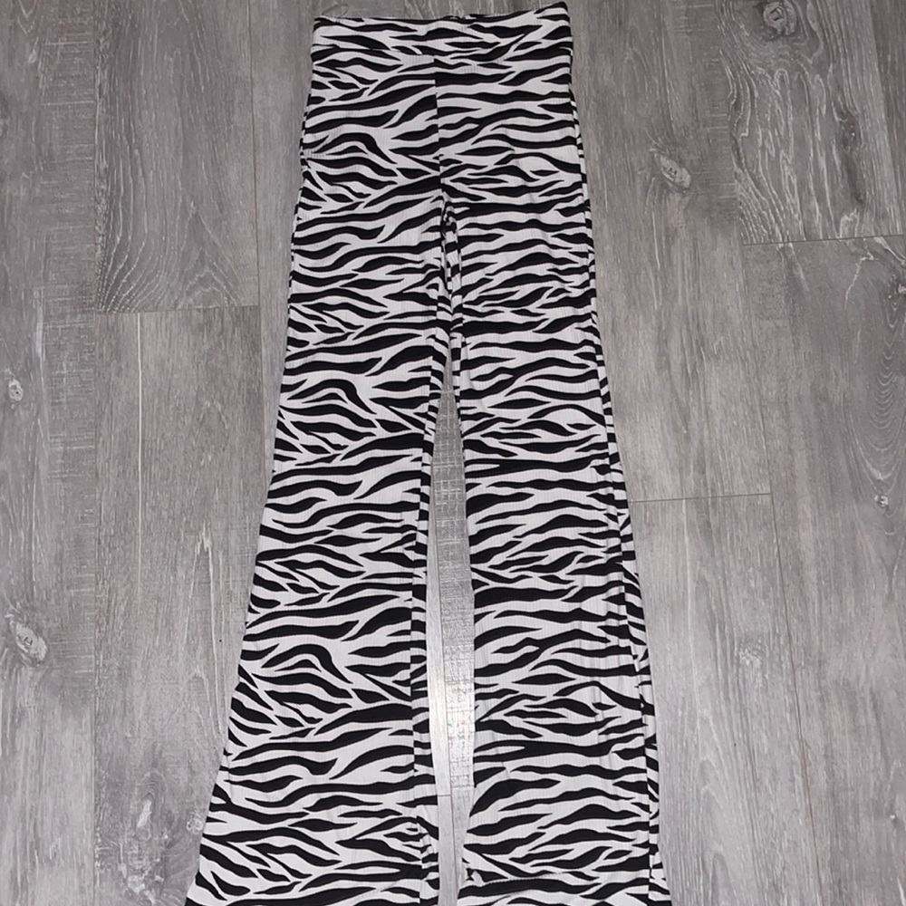 Blue Blush Zebra wide leg pant, size small, stretch, never worn
